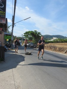 A completely natural sight in the road to training. Someone running with a tire in a rope. Dum di dum di dum di dm